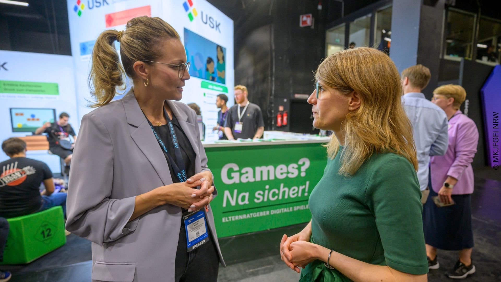 Elisabeth Secker, Geschäftsführerin der USK, im Gespräch mit Verena Schäffer, Ministerin für Kinder, Jugend, Familie, Gleichstellung, Flucht und Integration in Nordrhein-Westfalen